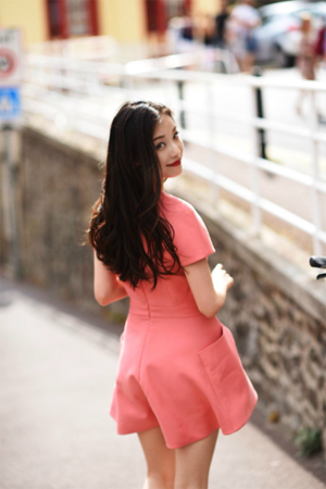 站立回眸.png